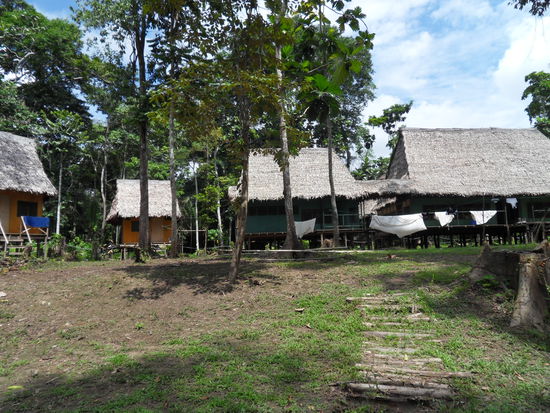 die Lodge, mehrere Gruppen der Agentur waren dort. Es gab einen Speise- und Aufenthaltsraum, in dem man sich mit den Leuten der anderen Gruppen immer traf.