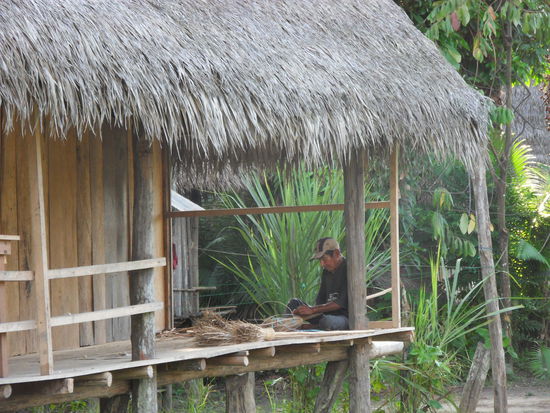 Der flechtet in Ruhe seine Besen...