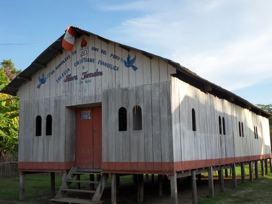die Kirche des Dorfes (die Stelzen sind notwendig, wenn der Fluss ansteigt)