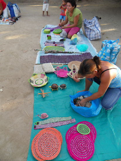 die Frauen beim Auspacken ihrer Verkaufswaren