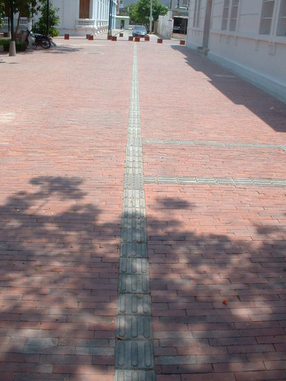 Diese Linien am Boden helfen blinden Leuten bei der Orientierung