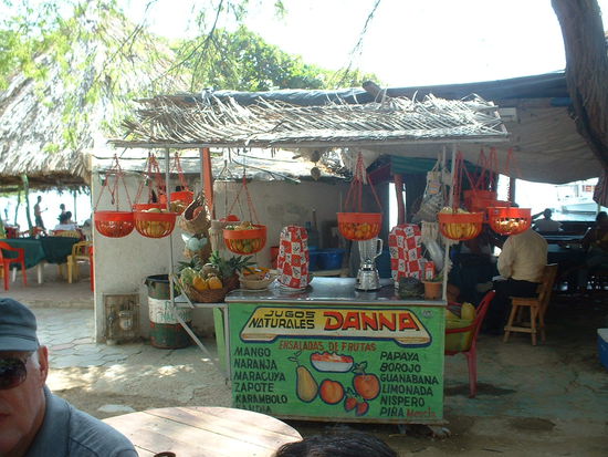 Saft-Stand, wie sie es ueberall in Suedamerika gibt, hier kann man sich leckere frische Saefte zu kleinem Preis mixen lassen