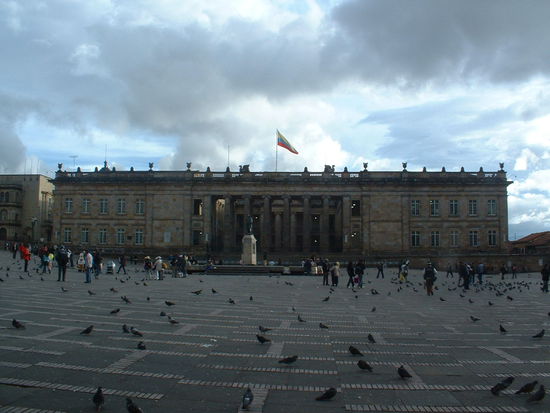 auf der Plaza Bolivar. Senatsgebaeude und Statue von Simon Bolivar davor