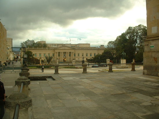 Palast des Praesidenten - alles gut bewacht. Wenn man vorbeilaeuft, schauen einem erstmal 2 Wachmaenner mit MG in die Handtasche.
