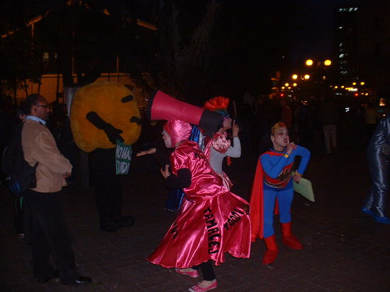 Nachts vor dem Goldmuseum... Live-Musik und tanzende Superhelden 