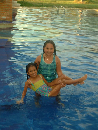 Meine beiden Spielgefaehrtinnen. Ratet mal, welche davon vom Hausangestellten ist 