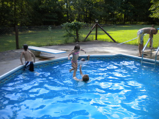 Meine kleinen Cousinen Ashleynn und Alissa und deren Bruder Austin bei meiner Tante im Pool.