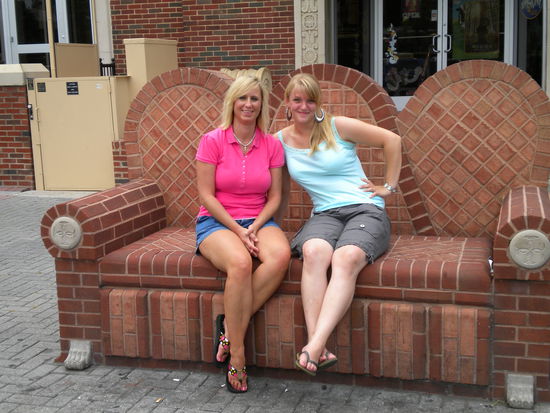 eine mosaikbank, an der bushaltestelle direkt vor ben&amp;jerry's...