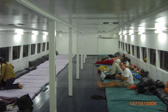 Es war wirklich bequem und ich habe super geschlafen - rechts sitzend das ist Matthew bei den Schlafvorbereitungen!