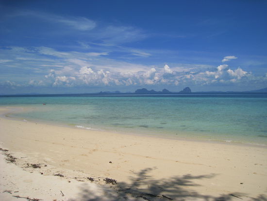 Ja also wenn mal jemand von allem weg will, dann ist die die richtige Insel, denn es gibt nur ein paar Bungalows, sonst nichts.