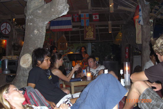 Gemütliche Atmoshäre, gute Livemusik und wirklich chillige Gäste und Mitarbeiter!