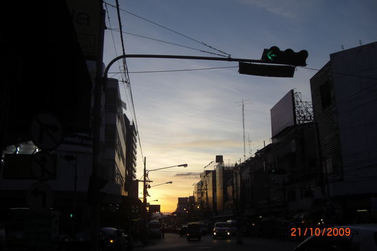 Man kann auch schöne Bilder in der Stadt machen oder? Muss nicht immer Strand sein, aber Sonnenuntergang schon!