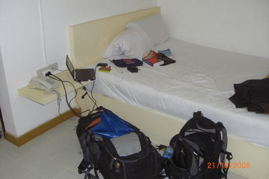 So sehen meine Zimmer immer aus, wenn ich mal für ein zwei Tage drin wohne  geht doch oder? Übrigens packe ich meinen Rucksack inzwischen in fünf Minuten! Und habe noch massig Platz!