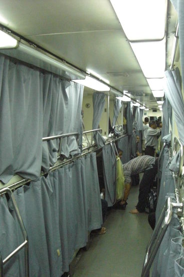 So sieht ein Nachtzug mit Schlafkabinen in Malaysia aus und für 8€ wird man ausgeschlafen nach Kuala Lumpur gebracht. Gern wieder!