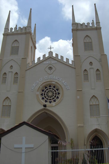 Auch Kirchen gibt es hier! Aber wesentlich mehr Tempel.