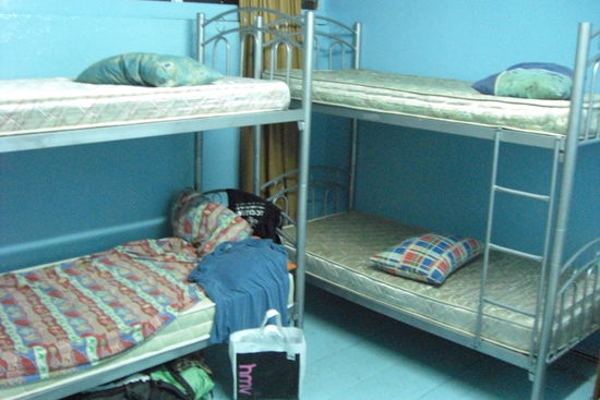 Links unten ist mein Bett! Jeder hatte ein Schließfach und die Gemeinschaftsduschen waren eine Etage tiefer. Top