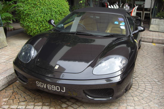 Insgesamt habe ich 5 davon gesehen und außerdem Astin Martin, Maserati, Porsche und einen GTR!