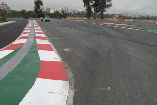 Hier ein bisschen von der Strecke ... schon beeindruckend wenn man sowas nur vom Fernseher her kennt und nen Stadtkurs ist nochmal was anderes. Ich hoffe das ich das Rennen in Melbourne live sehen kann!