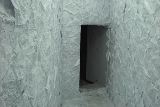 Ein Zimmer aus Papier und dahinter ein kleines Büro in dem ein halbierter Fernsehr lief ... sehr strange!