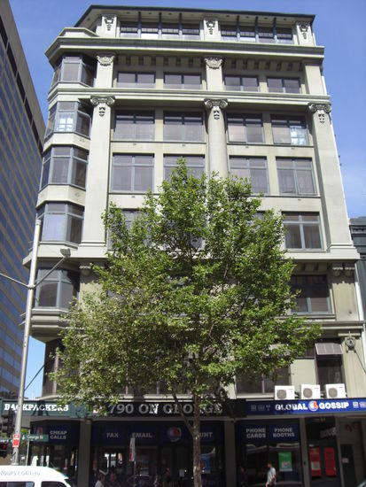 Das 790on Goerge, ich kann es nur jedem empfehlen, hier kann man mit Basketball spielen auch mal ne Freistunde Internet gewinnen. Crazy 