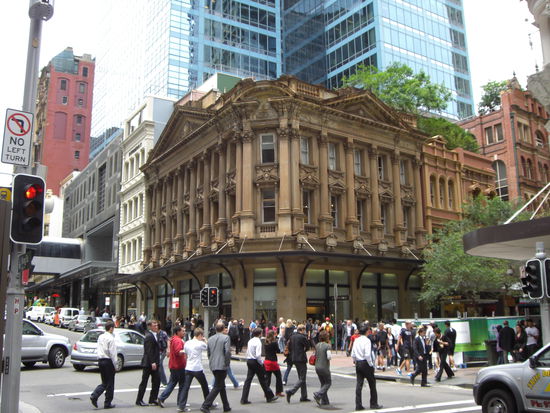 Auch das ist Sydney ... alte Häuser und direkt dahinter nen Wolkenkratzer ... irgendwie bizarr und dennoch schön ... ich mag es! Ach ja und die Menschenmassen sind hier normal!