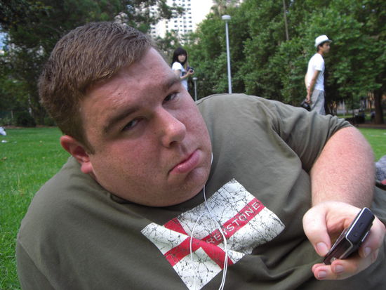 Das ist übrigens der Moritz, der grade nicht so glücklich war, weil er keinen Job hat, aber ich habe ihm wieder mit ein paar lustigen Sprüchen auf die Beine geholfen. Wir lagen bei 28Grad im Park, 2min vom Hostel entfernt!