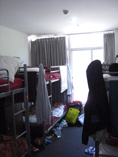 Das ist übrigens mein Zimmer, das ich mit 5 anderen Jungs teile und so sieht es auch manchmal aus  Ich wohne rechts oben!