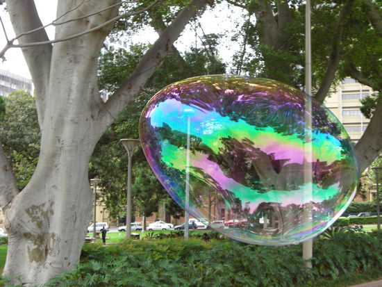 Nene, kein faules Ei, sondern eine riesige Seifenblase von einem Künstler und ich sah bestimmt bescheuert aus, als ich der Blase nachgelaufen bin  Bis bald ...