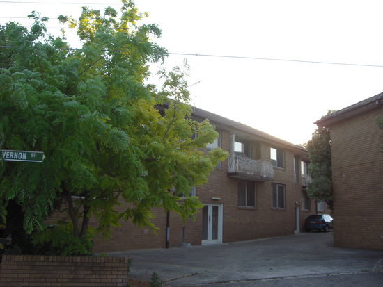 Hier wohne ich nun - die erste Tür rein und dann unten rechts die Wohnung, die vom Baum verdeckt ist!