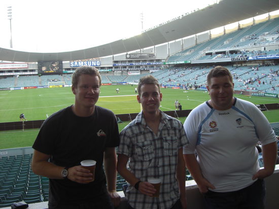 Meine Wenigkeit, dann der Tobi (ein Arbeitskollege von Appen) und der Moritz in Kluft eine Stunde vor Beginn des Spiels im SFS!