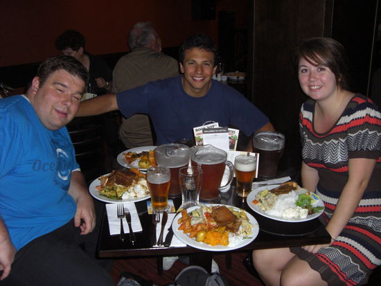 So sieht es aus, wenn man hier Dienstag Abends ins Maloney Hotel geht und vom Buffet ist und ein Getränk bestellen muss  Moritz, Marcello und Marie (Norwegen) hat es geschmeckt und mir auch!