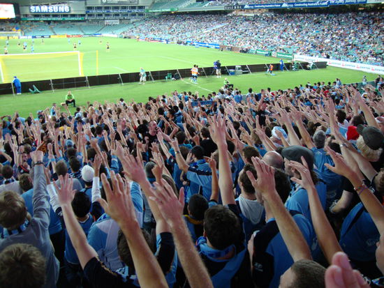 Nein hier wurde keine Laola angestimmt, hier wurde ein Schlachtlied gesungen und ich habe lauthals mitgesungen!