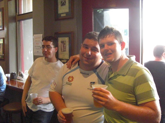 Im Vordergrund Moritz und Tim und im Hintergrund ein Sydney Hardcore Fan, der in Melbourne mit anderen Fans in einem Pub angegriffen wurde mit Computer Hardware, die durch ein Fenster geworfen wurde, kein Witz!