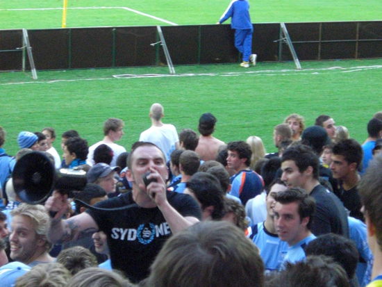 Das ist der Anheizer, der einen auch gerne mal mit übelsten Hasstiraden (a la Pulp Fiction) beschimpft, wenn man nicht ordentlich mitmacht und mitsingt!