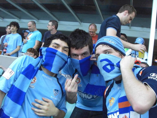 Sydney Fans der ersten Stunde! Echte Australier, die Moritz auf Toilette kennengelernt hatte. Sollte mal jemand in Sydney im Stadion auf die Toilette gehen, da gibt es auch Frankfurt Supporter Aufkleber zu sehen 