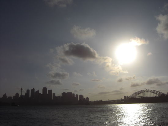 Links Sydney CBD und rechts sie Harbour Bridge im sommerlichen Sydney von einer Fähre aus fotografiert!