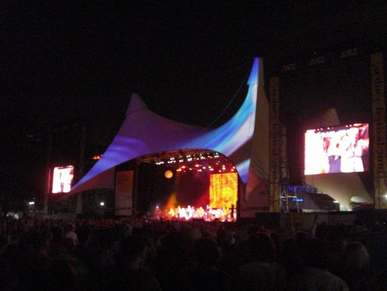 ... und bei Nacht mit geschätzten 70000 Menschen!