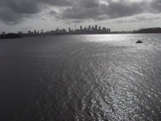 Hier scheint die Welt über Sydney unter zu gehen, aber es scheint nur so! (Im Hintergrung Sydney CBD)