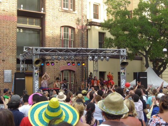 Eine kleine Bühne in den Rocks mit einer crazy Band, die aber coole Musik gespielt hat!