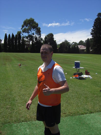 Auch Ryan hat seinen Spaß und genießt die Mittagspause bei 33 Grad und Fußball!