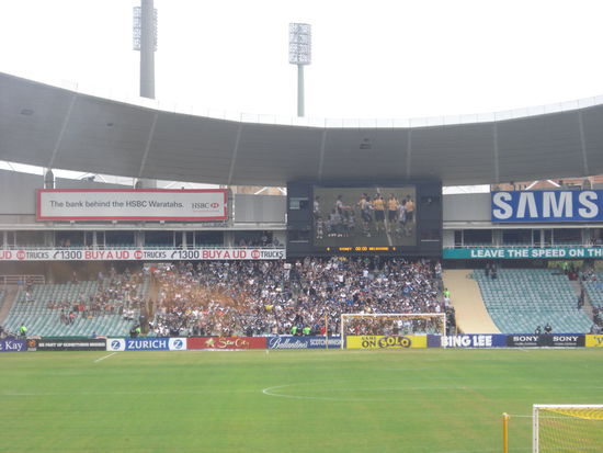 ... die "geliebten" Melbourner auf der Gegentribüne....