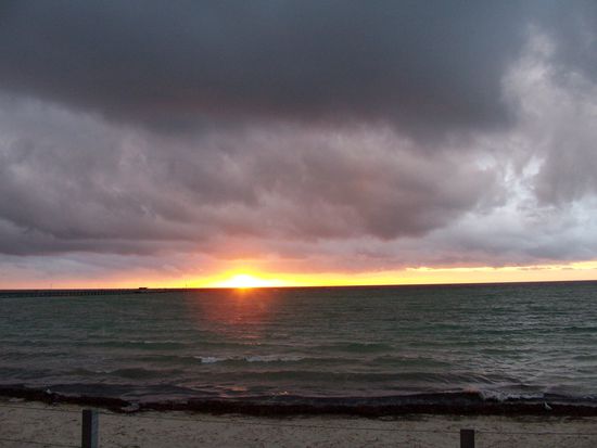 Der letzte Abend in Moota Bay war stürmisch und brachte einen etwas anderen aber trotzdem schönen Sonnenuntergang (Fotorechte dieses Bildes liegen bei meiner Mama)!