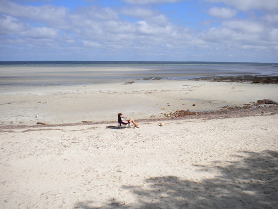Entspannung pur bei einem guten Buch, menschenleerem Strand und Sonne pur!