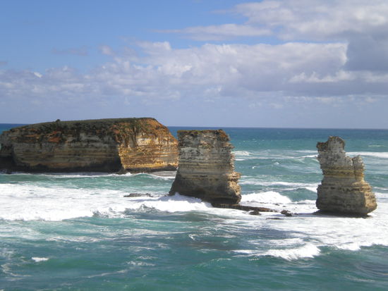 Der erste Blick auf unzählige Felsformationen, die das Meer geformt hat an der GOR!