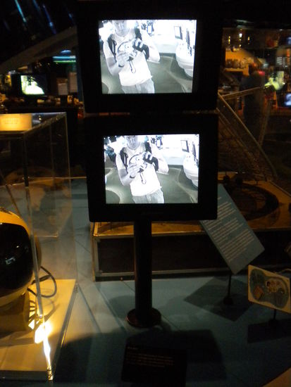 im ACMI gibt es viele interessante Sachen zu sehen, wie diese Monitoren ... eines ist ein Livebild und das andere wird erst zu einem Satelliten geschickt und mit 1,2s Verzögerung gezeigt!