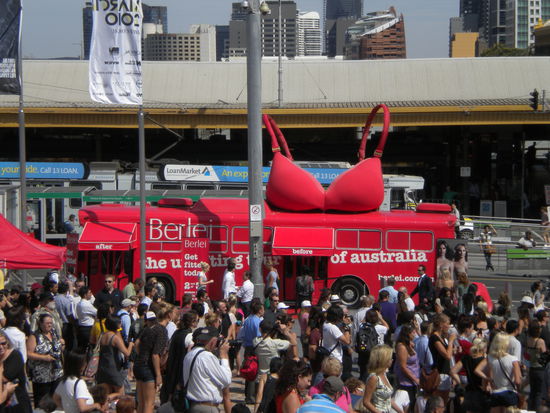 Ob das im öffentlichen Straßenverkehr erlaubt ist? In Deutschland mit Sicherheit nicht!