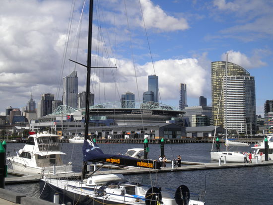 Ein Blick auf Melbourne CBD von den Docklands aus, wo wir mit der ...