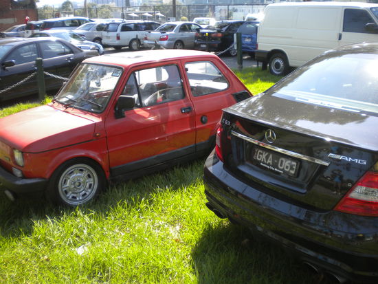 Schon vor der Rennstrecke: man beachte den Mini und den Motor vom AMG ... 6,3l!!!!!