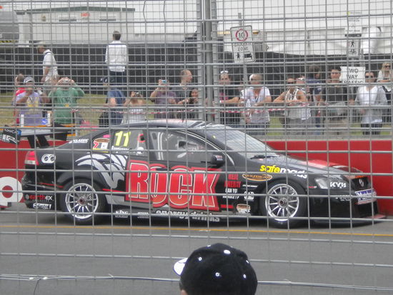 Ein kaputter V8 Supercar! Direkt nach Kurve 2 im letzten Rennen stehengeblieben nach einem Crash in Kurve 1!