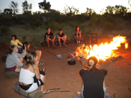 Ein Teil unserer Gruppe am zweiten Abend am "kleinen" Lagerfeuer 